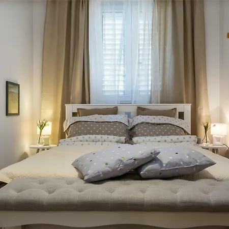 Elena - Luxury Apartment With Garage *