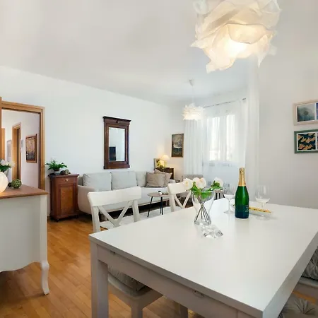 Elena - Luxury Apartment With Garage *
