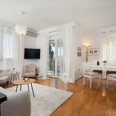 Elena - Luxury Apartment With Garage רוביני