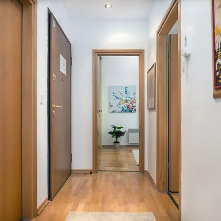 Elena - Luxury Apartment With Garage רוביני