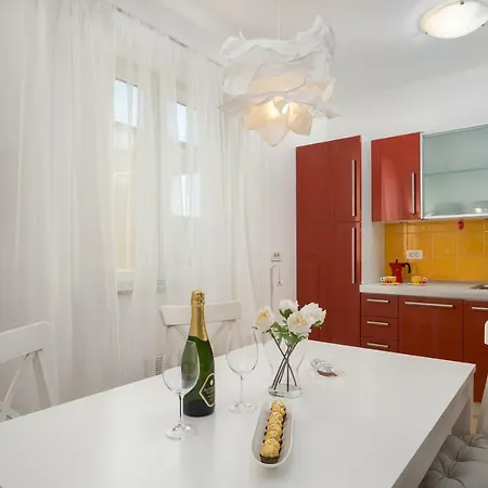 Elena - Luxury Apartment With Garage דירה רוביני